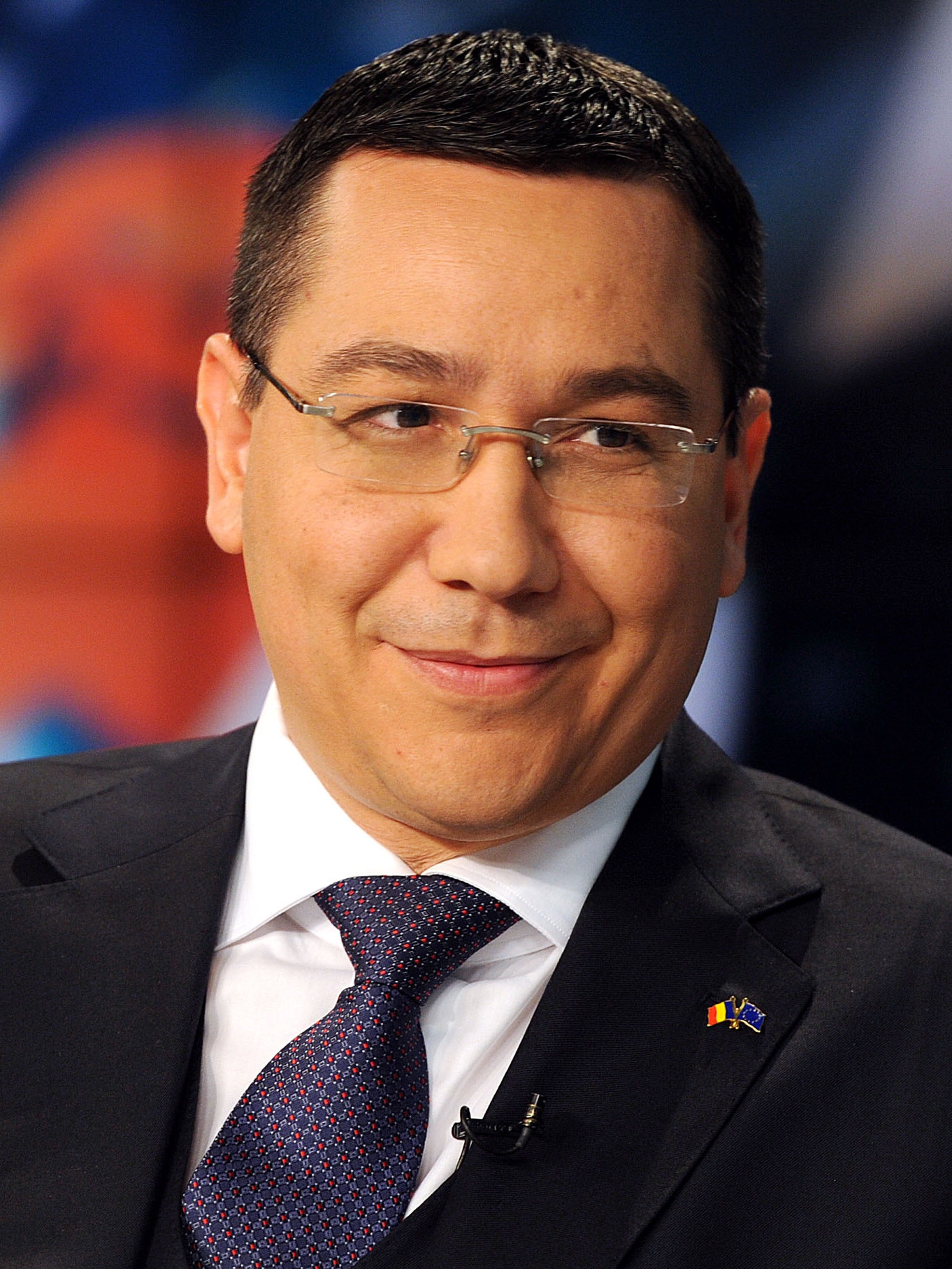 auteur Victor Ponta de la citation L'incertitude est normale dans les premiers jours d'un nouveau gouvernement.