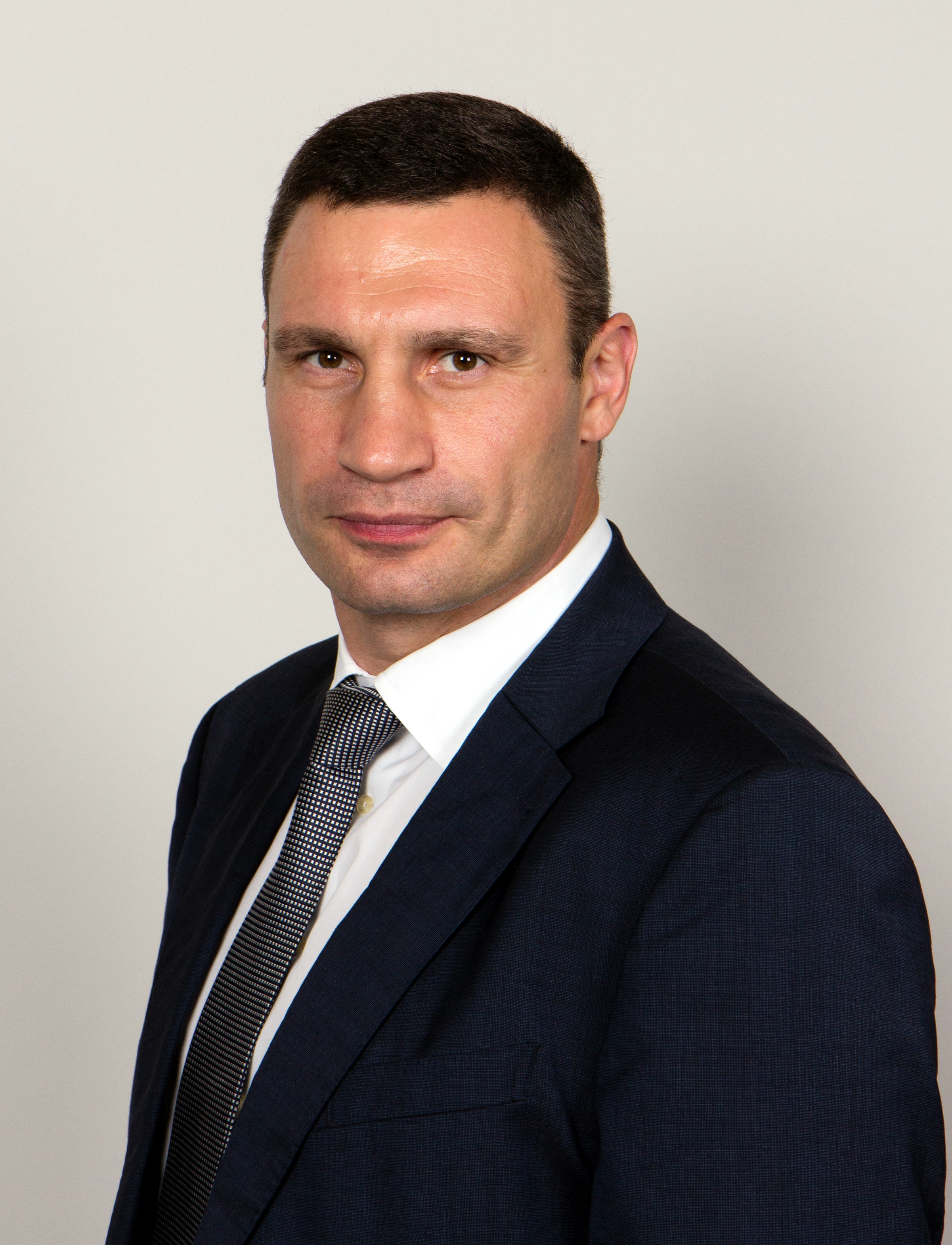auteur Vitali Klitschko de la citation Je vous le dis très ouvertement: il est beaucoup plus facile d'être le champion des poids lourds du monde que d'être le maire de Kiev.