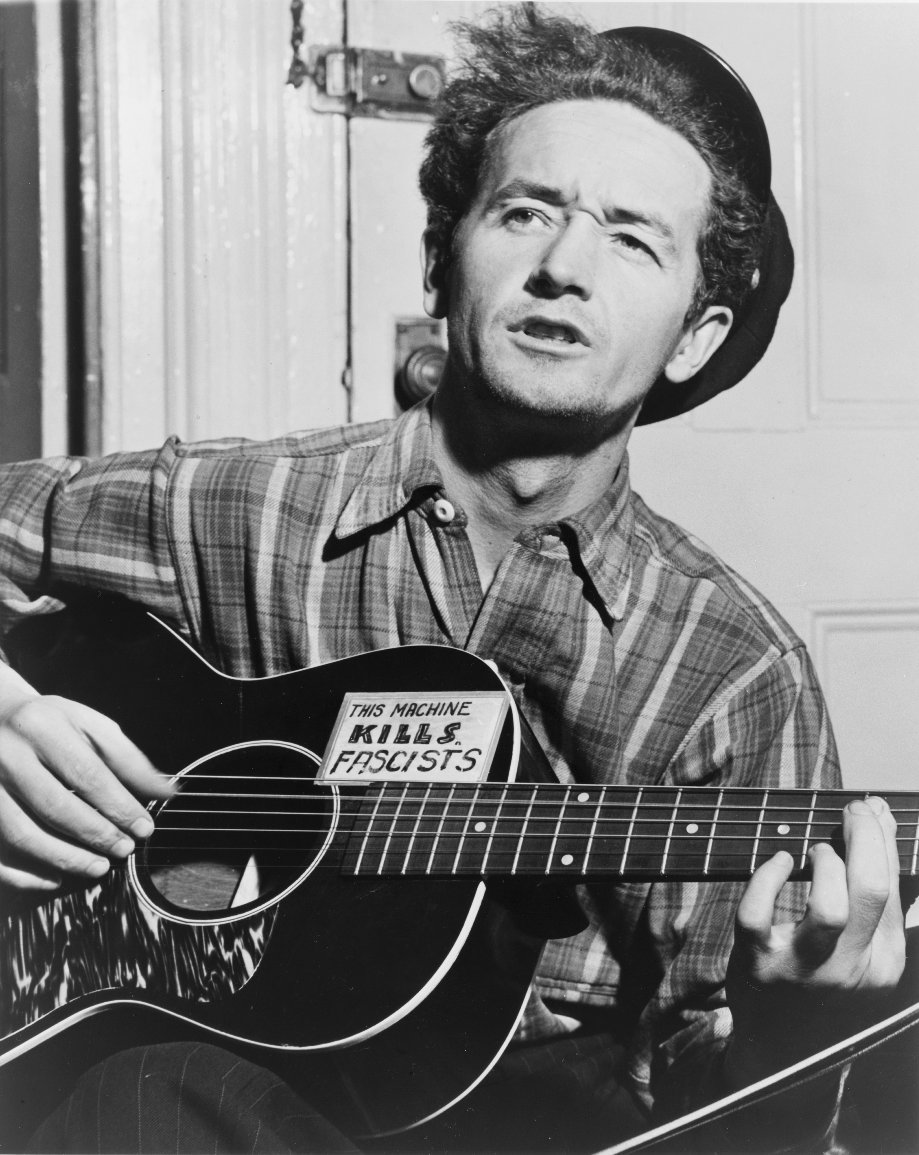 auteur Woody Guthrie de la citation Laissez-moi être connu comme l'homme qui vous a dit quelque chose que vous saviez déjà.