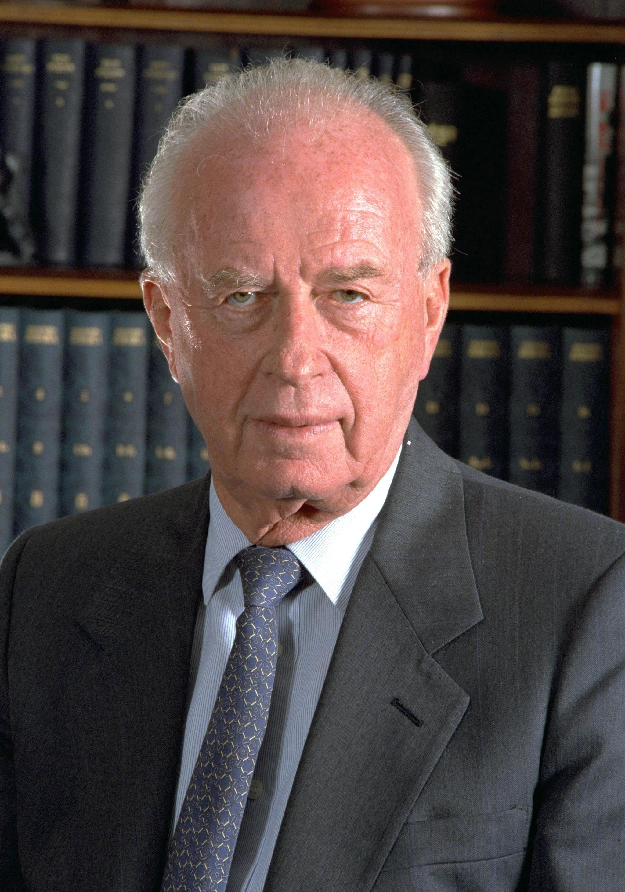 auteur Yitzhak Rabin de la citation Aucun souverain arabe ne examinera sérieusement le processus de paix tant qu'il est capable de jouer avec l'idée de réaliser davantage par voie de violence.