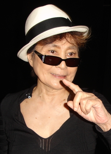 auteur Yoko Ono de la citation Il y a maintenant beaucoup de femmes qui pensent: «Nous n'avons sûrement plus besoin de féminisme, nous sommes tous libérés et la société nous accepte comme nous le sommes». Ce qui est juste du laveur. Ce n'est pas du tout vrai.
