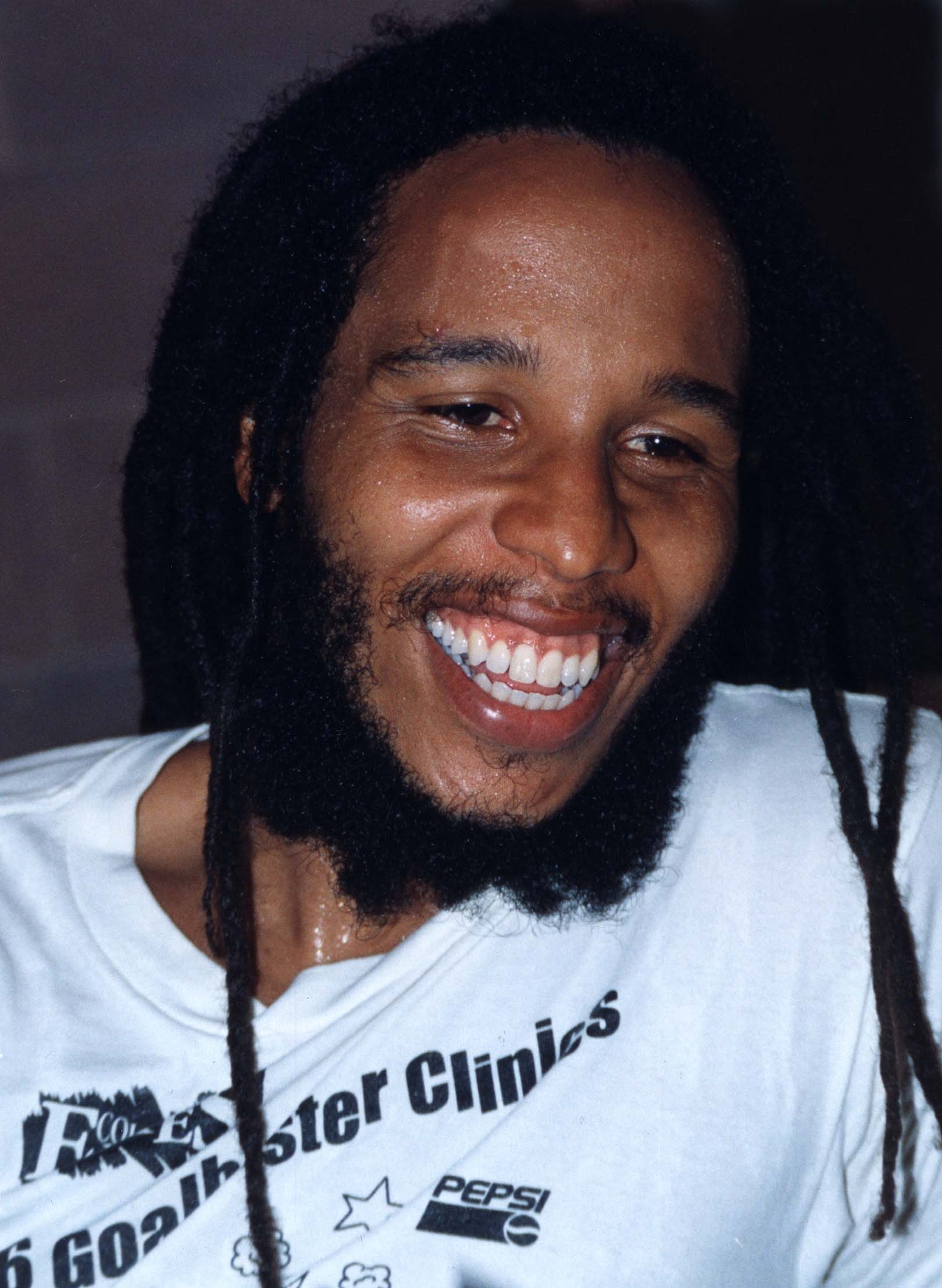 auteur Ziggy Marley de la citation Le reggae a une philosophie, vous savez? Ce n'est pas seulement le divertissement. Il y a une idée derrière, un mode de vie derrière la musique, qui est un mode de vie positif, qui est un mode de vie progressif pour les meilleures personnes.